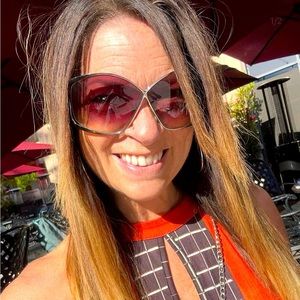 Meet your Posher....CougarGreenzClozet 💚🌵